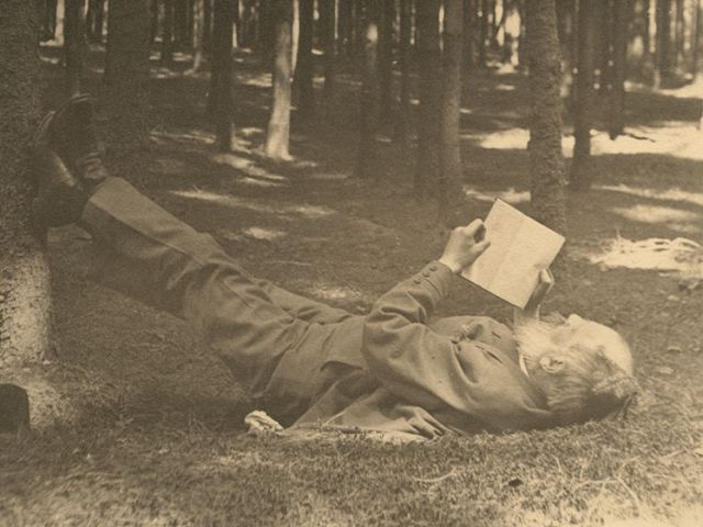 , Jaroslav Vrchlický v lese u Veltrus, kolem roku 1907.