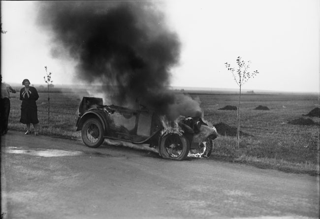 Hořící auto, kolem roku 1937.