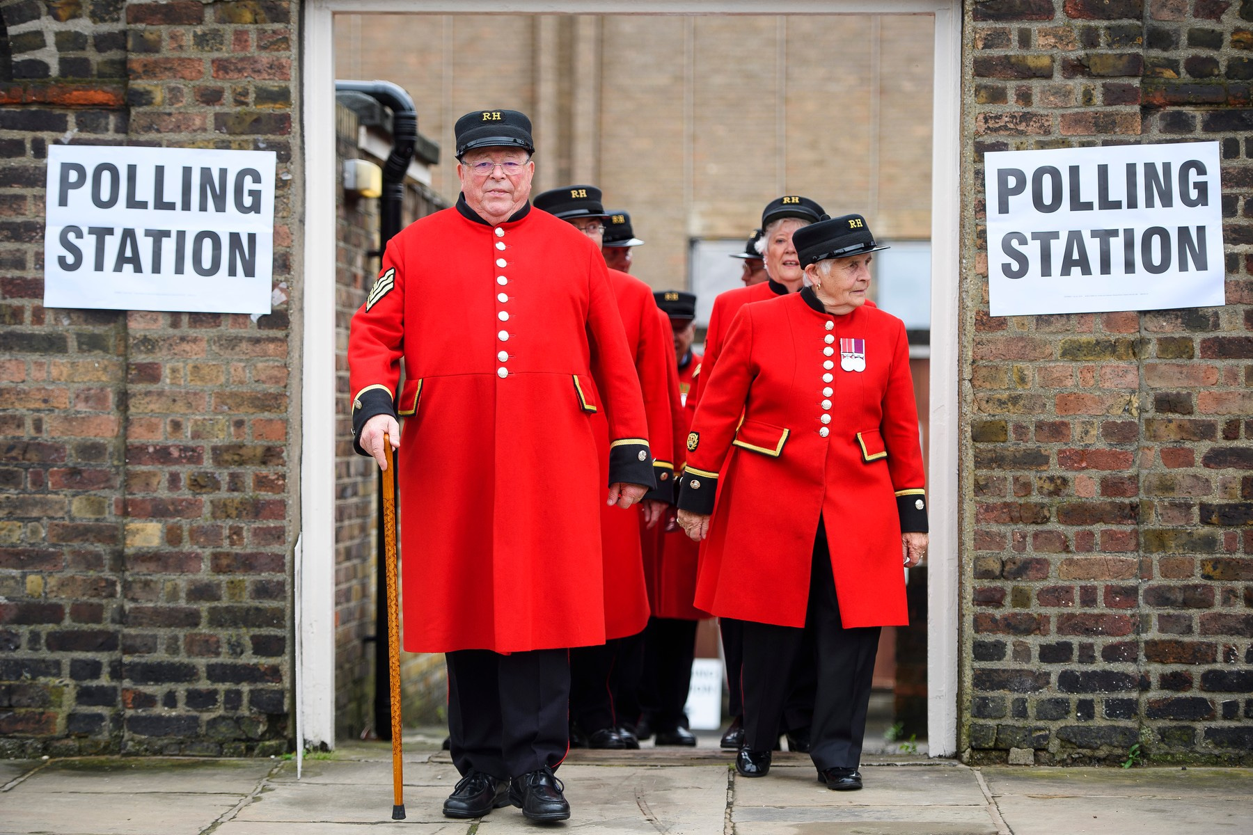 Penzisté z londýnské Chelsea odcházejí od volební místnosti.