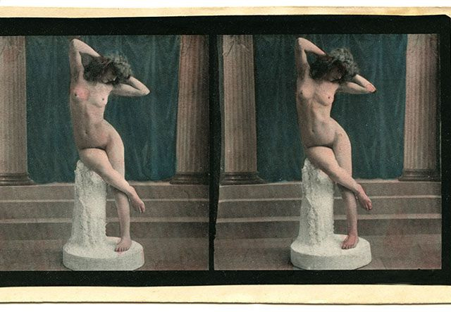 Akt jako porcelánová figurka. Stereofotografie z Lidové zpěvní síně U Palmů, kolem roku 1906.