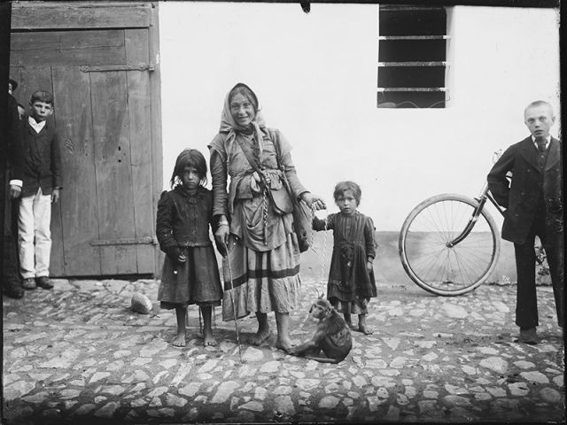Žena s dětmi a opičkou, kolem roku 1895.
