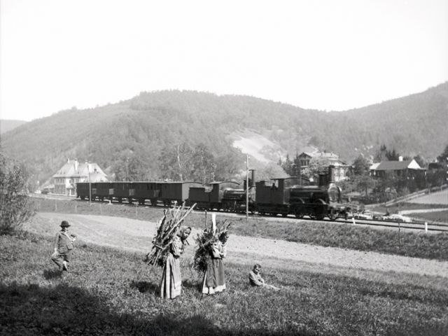 Vlak rakousko-uherských drah u Adamova, kolem roku 1890.