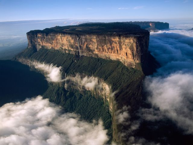 Roraima (2 810 metrů). Nejvyšší ze skupiny jihoamerických stolových hor zvaných tepui leží na pomezí Venezuely, Brazílie a Guyany.