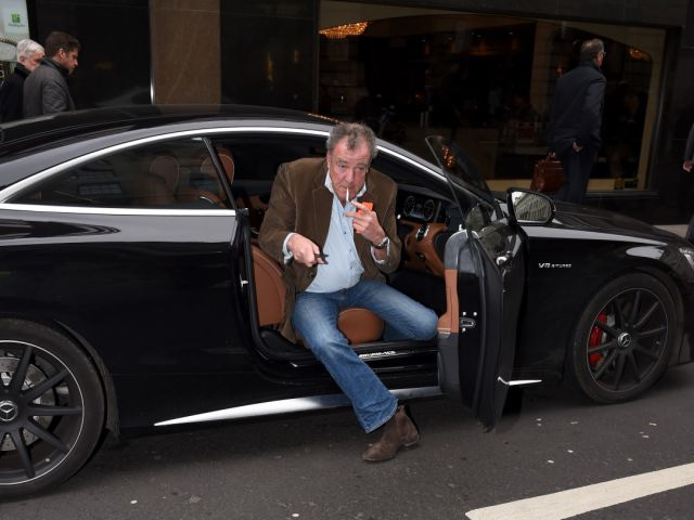 Jeremy Clarkson a jeho Mercedes S63 AMG před londýnským hotelem Ritz, 19. března 2015.