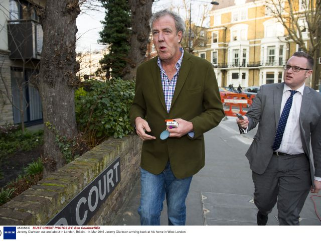 Jeremy Clarkson naháněný novináři. Londýn, 14. března 2015.
