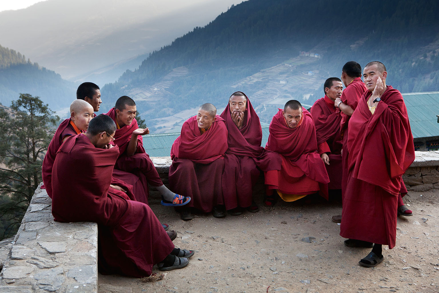Buddhističtí mniši. Tibetský buddhistický klášter Thubten Choling se nachází v Nepálu poblíž pěší cesty z Jiri pod Mount Everestem. Mniši tu mívali hodně návštěvníků z řad turistů a horolezců, ale když v polovině cesty postavili letiště v Lukle, mají už zase svůj klid k meditacím.