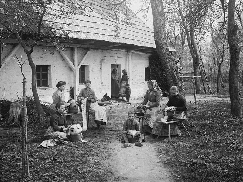 Krajkářství v Potštejně, polovina stereonegativu, kolem roku 1899.