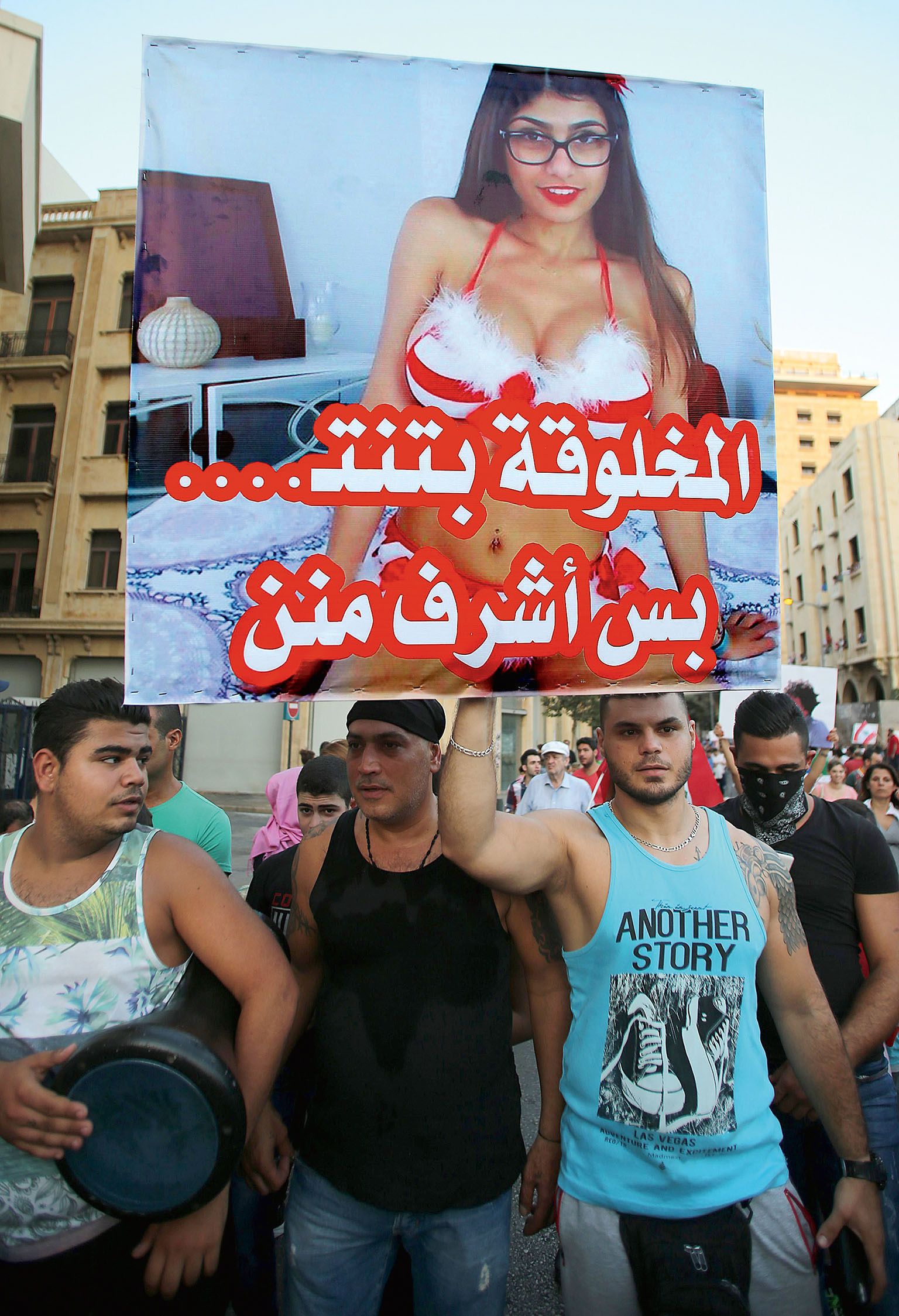 Pornohvězda jako heslo. Libanonci loni protestovali proti neschopnosti politiků. „Je pravda, že tato žena má sex, ale je slušnější než oni,“ stojí na plakátu s obrázkem pornohorečky libanonského původu Miy Khalify.
