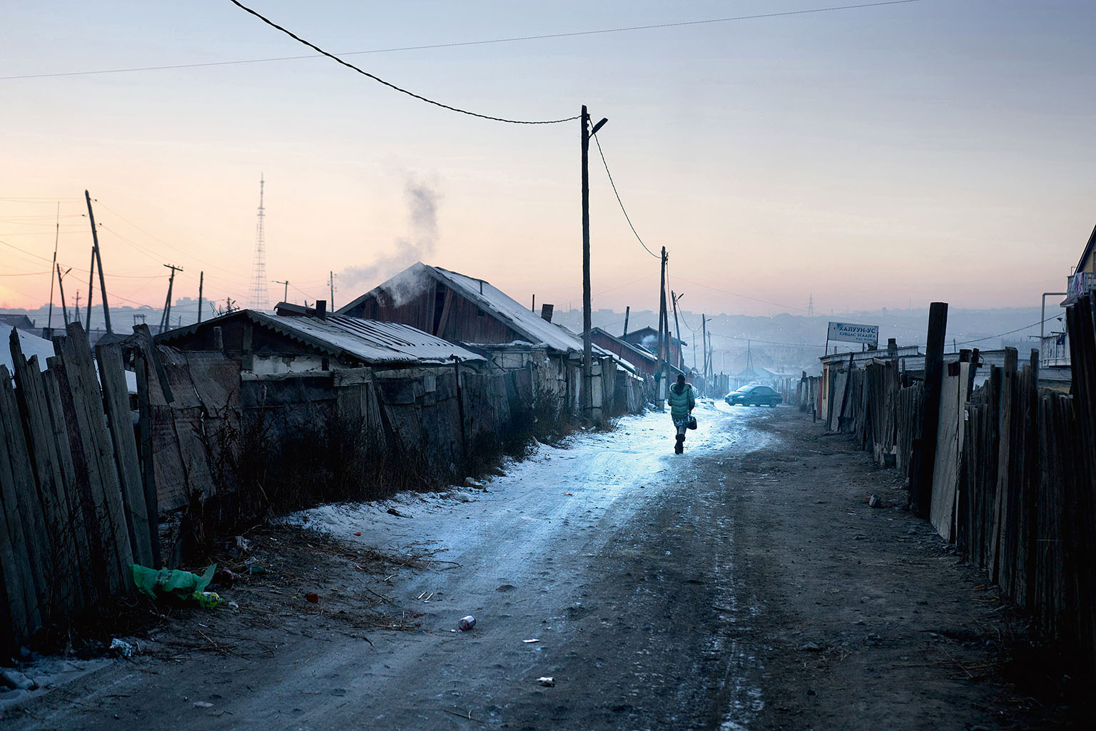Jurtové čtvrti. Kdysi tvořily Ulánbátar výhradně jurty. S rostoucí migrací do města a s nástupem moderní konzumní společnosti se však jurtoviště proměnila ve slumy.