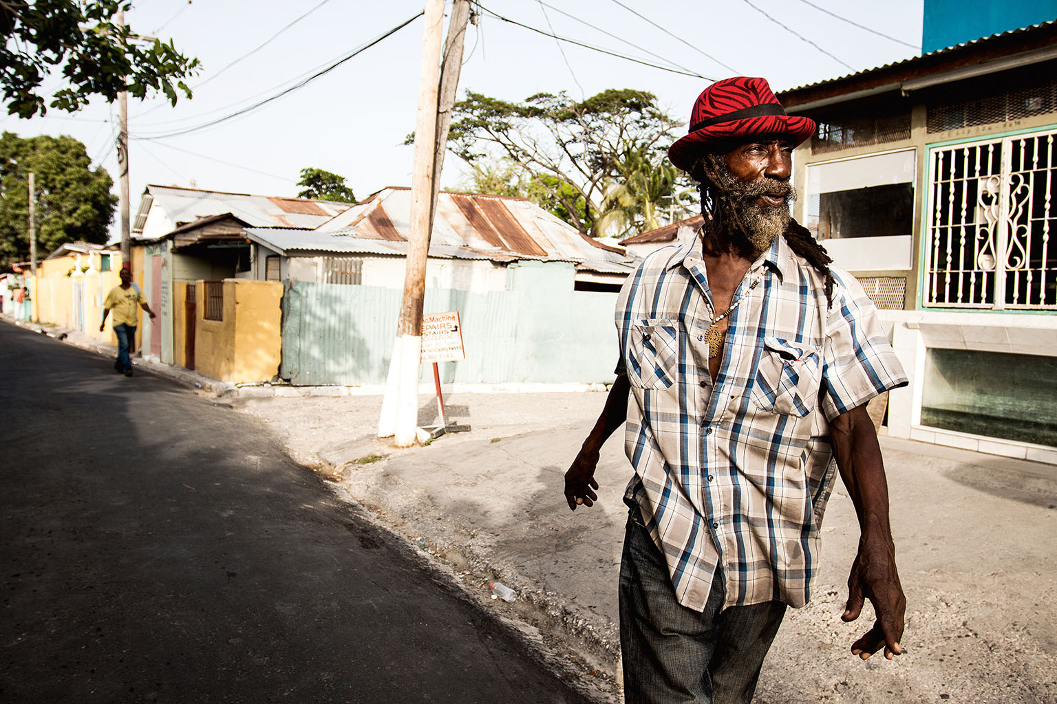 Horsemouth. Pětašedesátiletý bubeník Leroy Wallace ve Spanish Townu v Kingstonu. Byl hlavním hrdinou rastafariánského filmu Rockers z roku 1978.