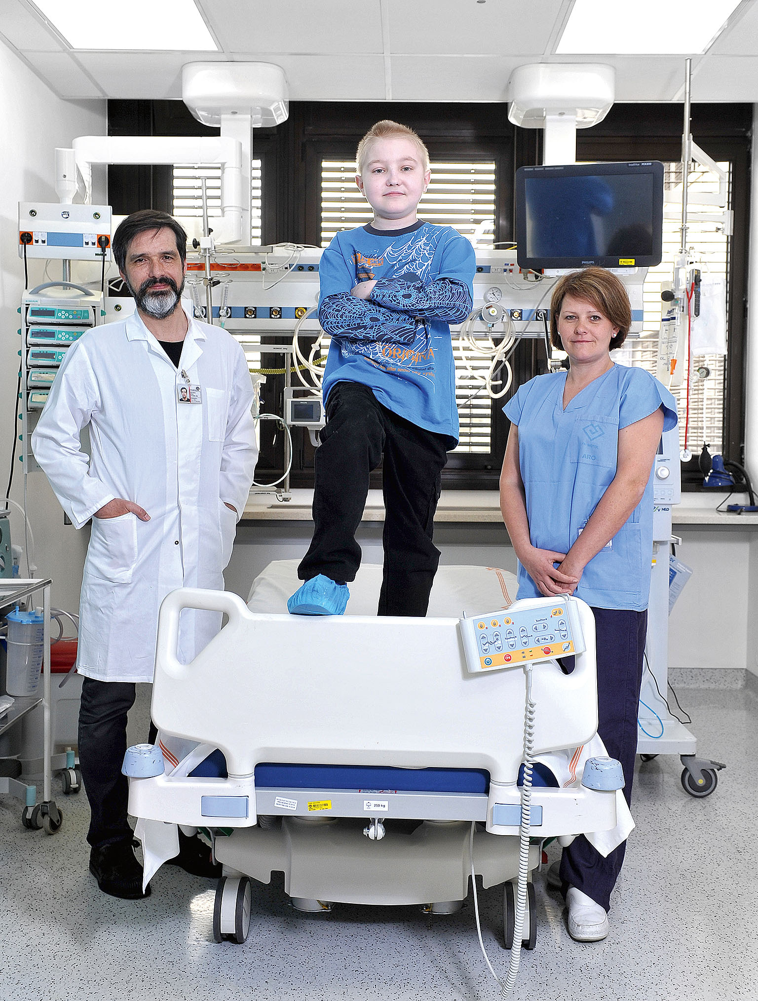 S malým pacientem. Robert Lischke, Vašek Doubek a lékařka z oddělení ARO Petra Cvrčková - její dcera uspořádala ve škole sbírku, aby pomohla Vaškově rodině.