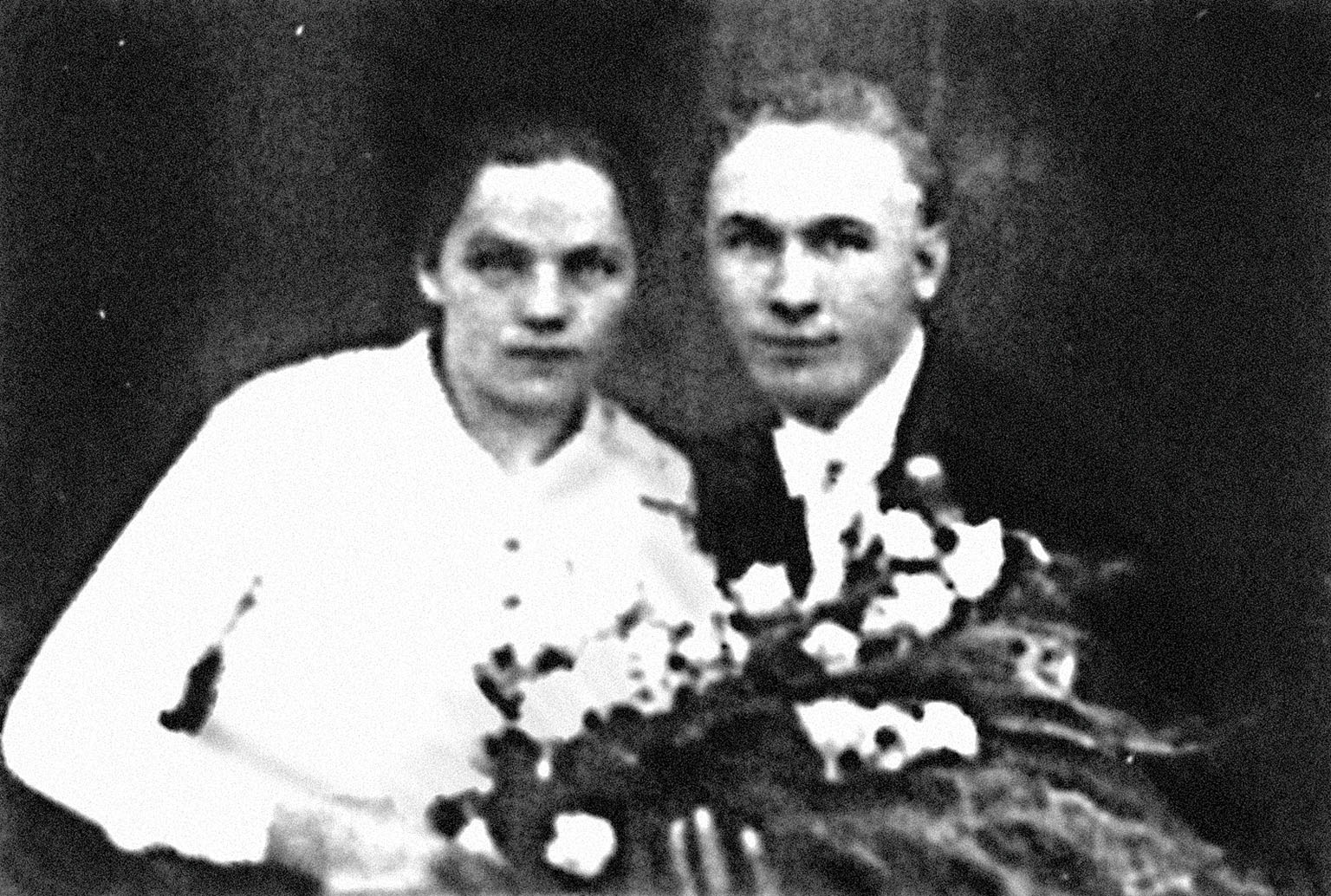 Biologičtí rodiče Vratislava Ebra – manželé Sívkovi. Popraveni jako příbuzní parašutisty Valčíka.