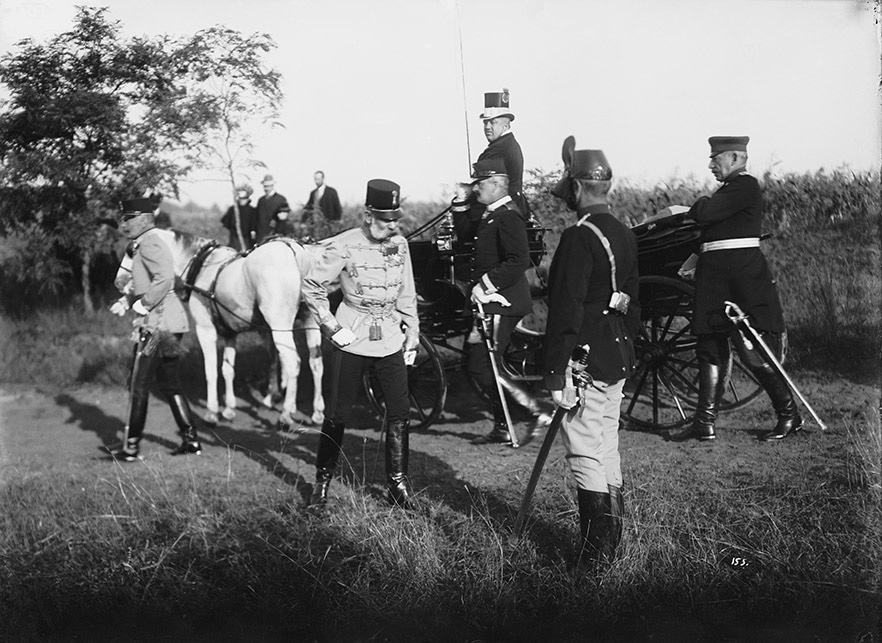 Císař František Josef I. na manévrech v Uhrách, možná u Veszprému v září 1908.