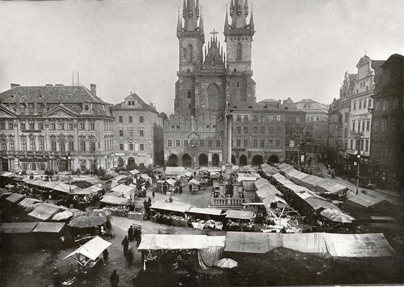 Staroměstské náměstí a Mikulášský trh, kolem roku 1900.