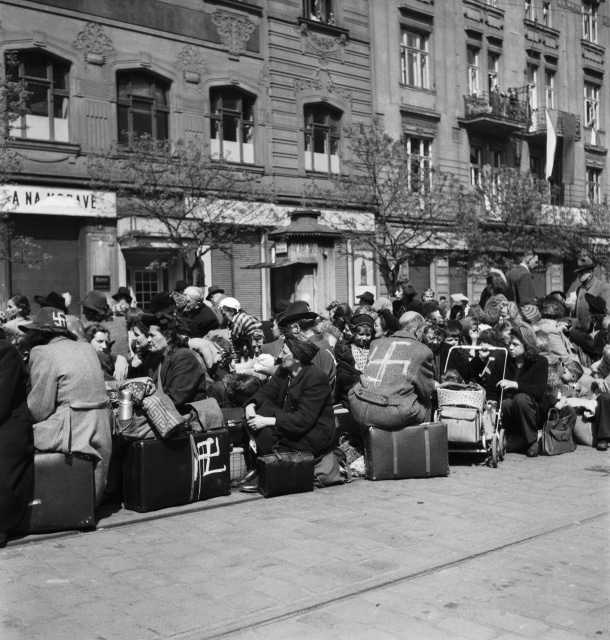 Strossmayerovo náměstí, květen 1945. Odsun Němců z Prahy.