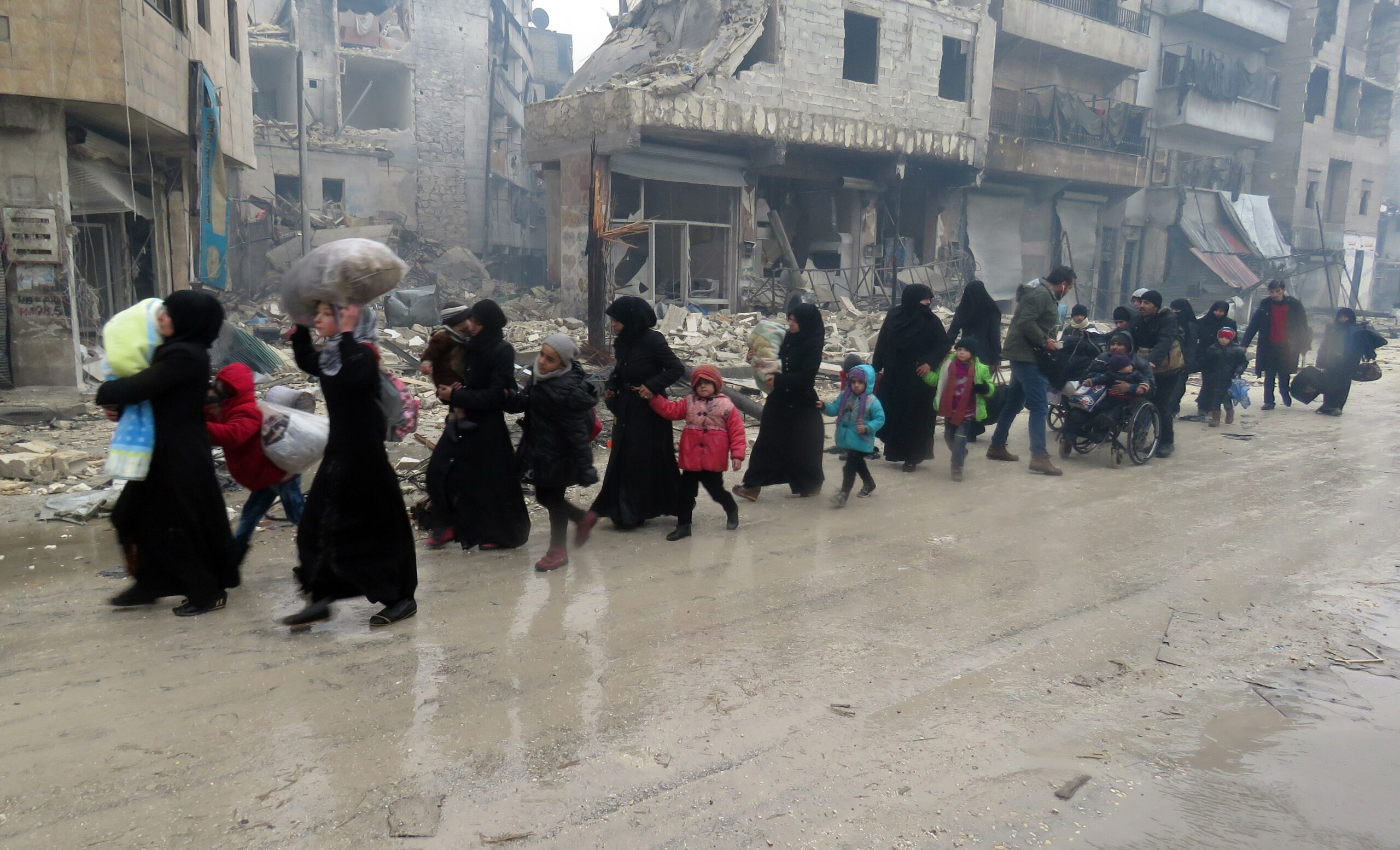 Aleppo bývalo s 1,8 milionu obyvatel nejlidnatější město Sýrie. Takhle to vypadalo v ulících města 13. prosince 2016.