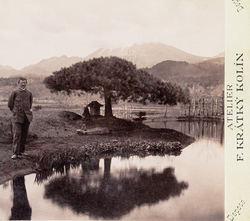 Autoportrét před horou Nantsana v Japonsku, rok 1896, polovina stereofotografie.