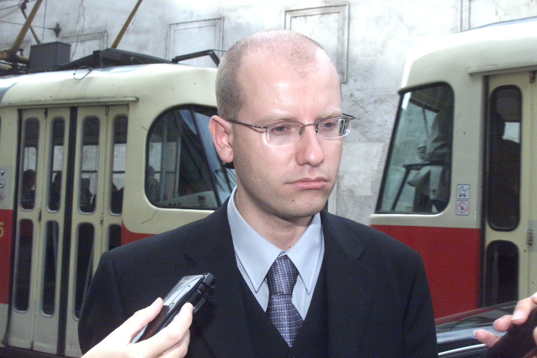Mladý Bohuslav Sobotka coby ministr financí v roce 2002.