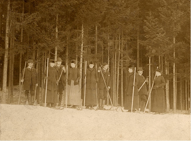Společnost lyžařů na výletě z Horní Branné do Jilemnice, 7. května 1893.