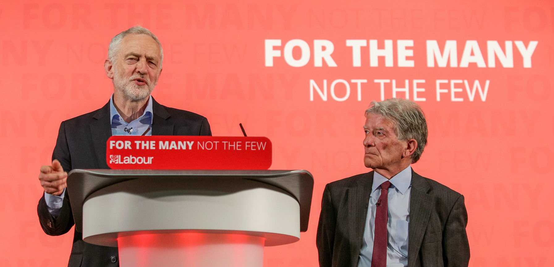 Britská volební kampaň 2017. Lídr labouristů Jeremy Corbyn a jeho stranický kolega Steve Brady.