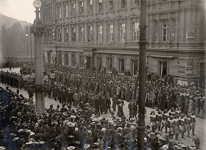Pohřební průvod Antonína Dvořáka u Národního divadla, 5. května 1904.