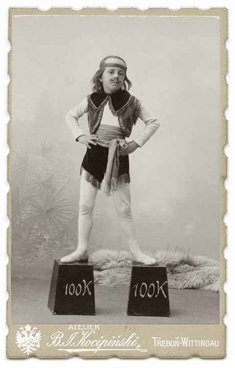 Chlapec na závažích,  kolem roku 1885, vizitka