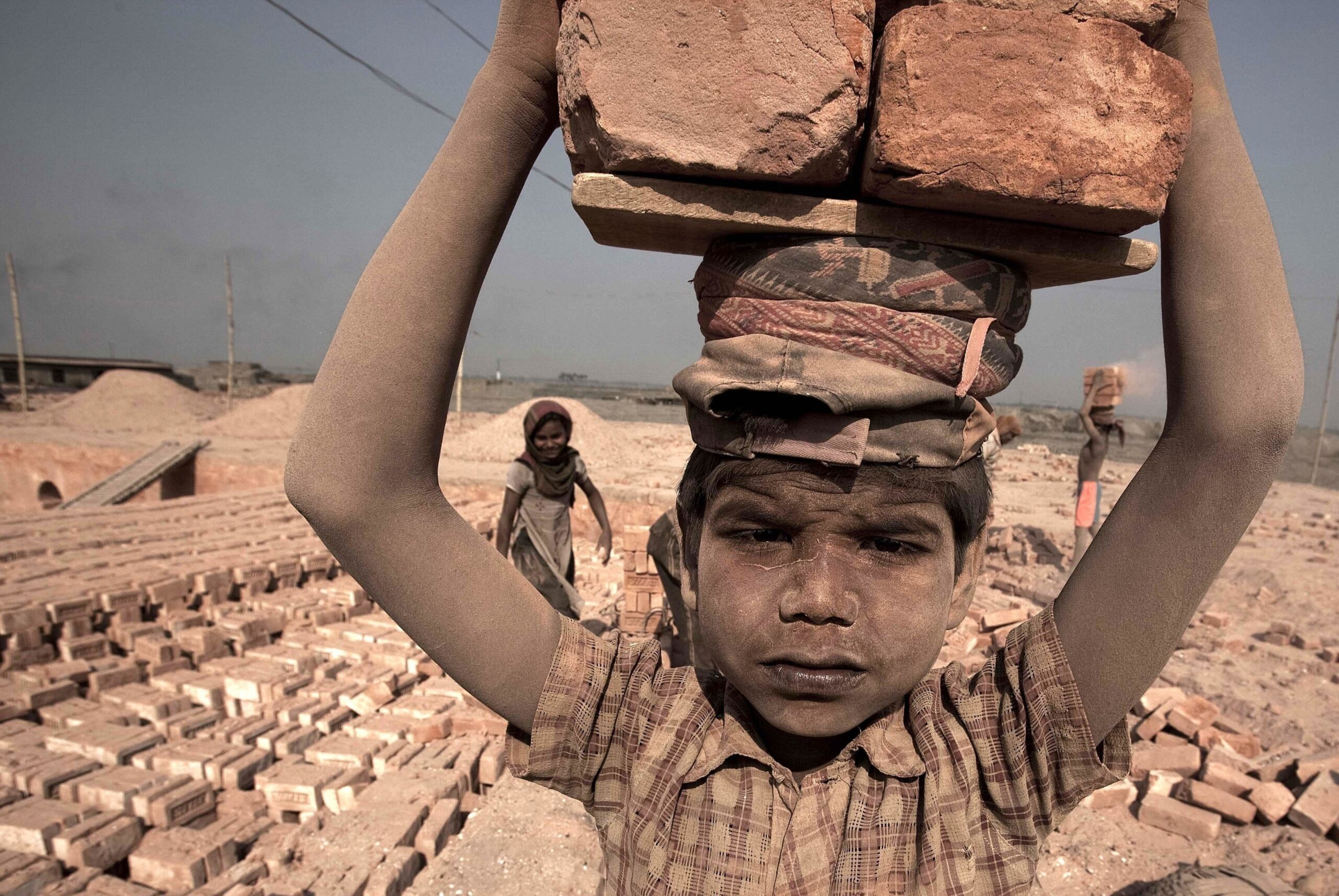 V cihelnách na předměstí bangladéšské Dháky pracují děti za sto bangladéšských tak denně, což je v přepočtu necelých třicet korun.