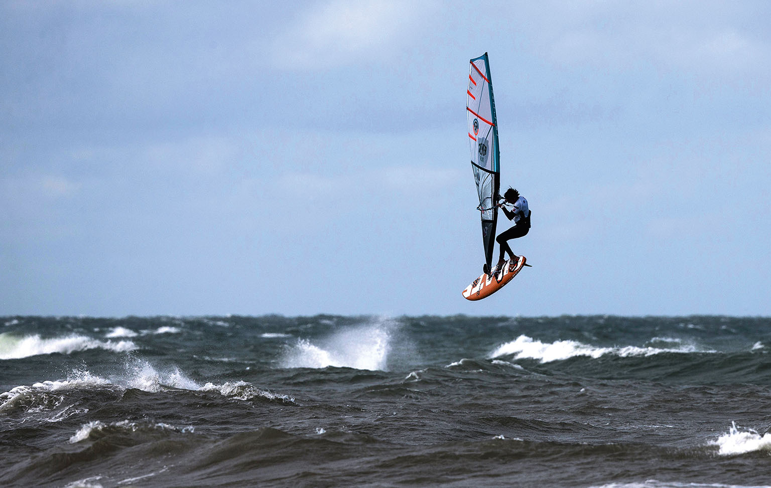 Divácky atraktivní freestyle windsurfing na vlnách Severního moře.