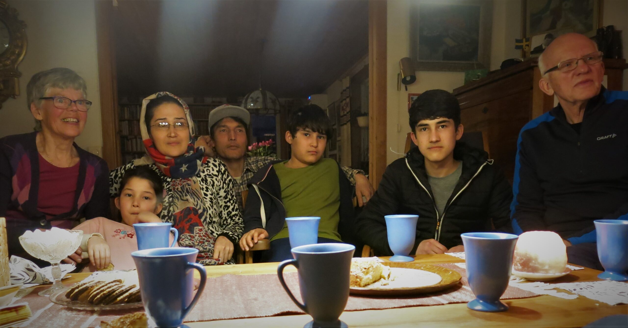Švédští důchodci Ingrid a Andreas a „jejich“ afghánská rodina.