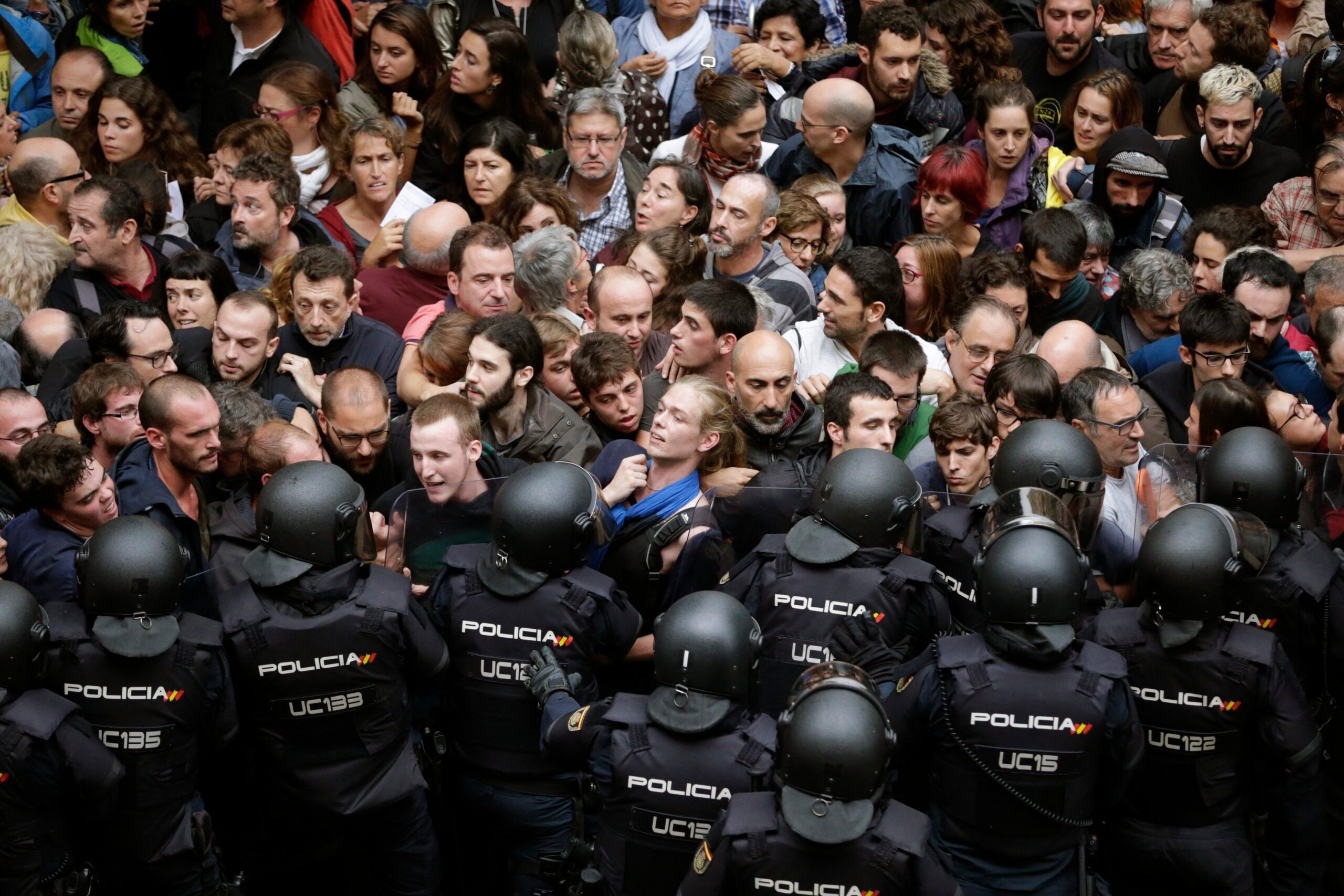 Ozbrojené jednotky brání lidem zúčastnit se referenda o nezávislosti Katalánska, které španělský ústavní soud zakázal. Barcelona, 1. října 2017.
