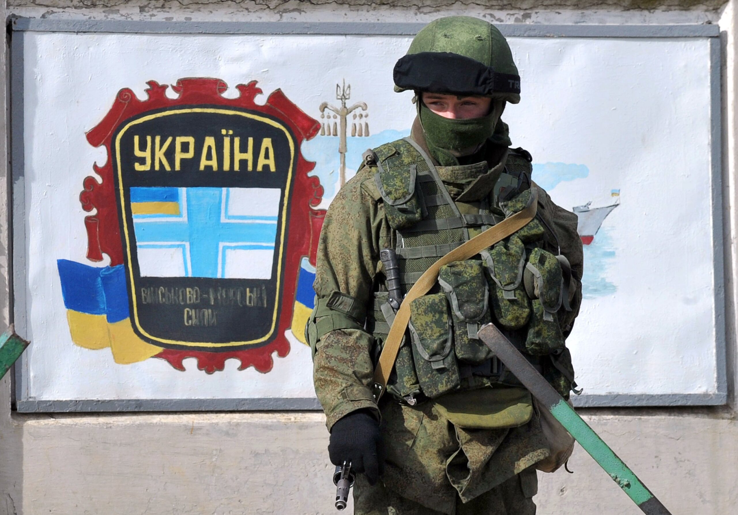 Neoznačený ruský voják hlídá ukrajinskou základnu v Simferopolu. Březen 2014.