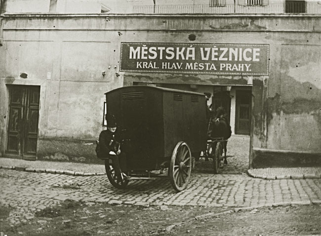 Přeprava provinilých do Městské věznice, kolem roku 1900.