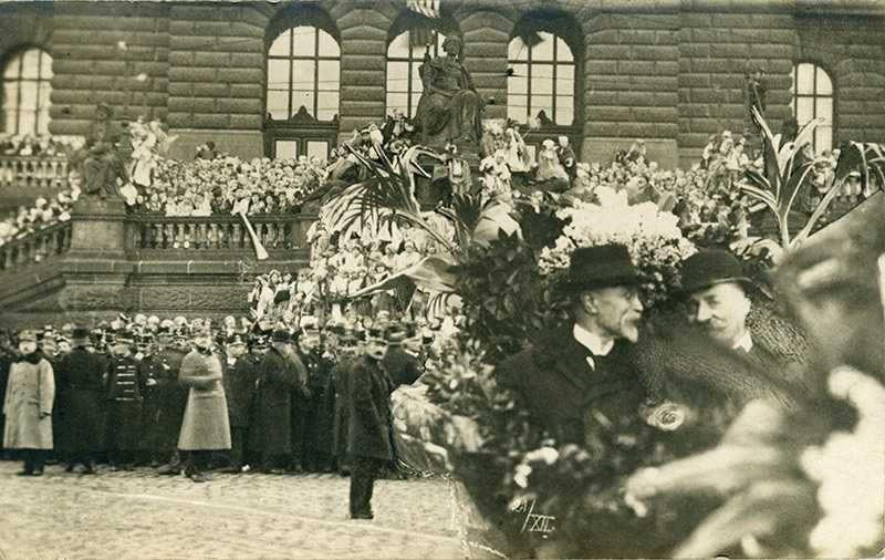 T. G. Masaryk s Františkem Tomáškem v autě před Národním muzeem 21. prosince 1918