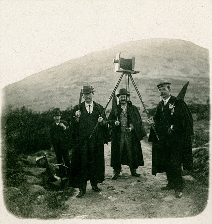 Rudolf Bruner-Dvořák  s pomocníky, stativem a deskovým aparátem, kolem 1906