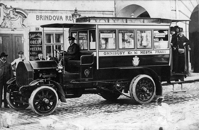 Autobus v Praze na Hradčanech v letech 1908 – 1909