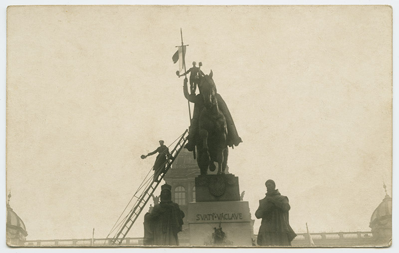 Tři vojáci slezli sochu svatého Václava, aby na ní vztyčili symbol české samostatnosti. Praha, 29. října 1918