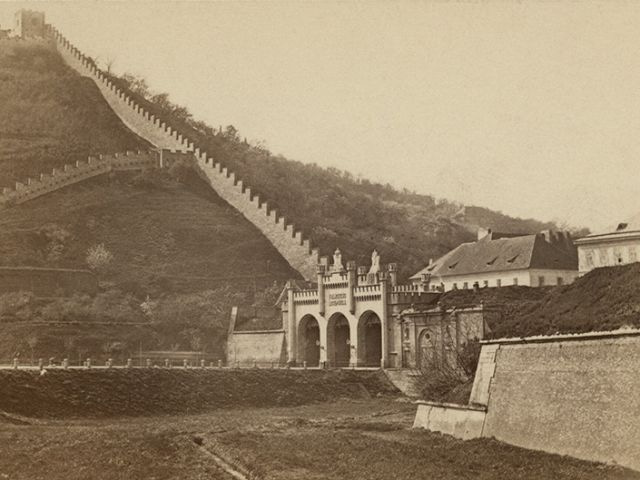 Újezdská brána a Hladová zeď, kolem roku 1875