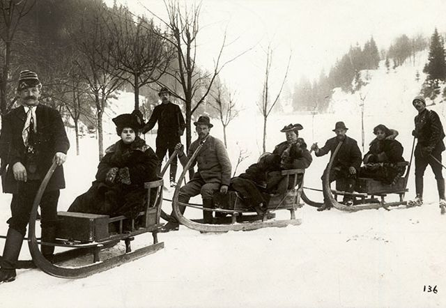Turisté na rohačkách cestou z Petrovy boudy do Špindlerova mlýna, 31. března 1903.