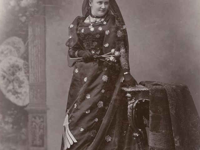 Žena v kostýmu noci, kolem roku 1895.