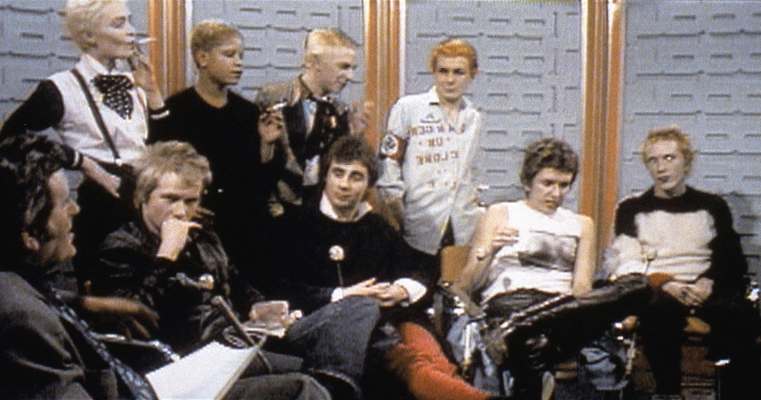 Snímek zachycuje skupinu Sex Pistols, kterak 1. prosince 1976 v opilosti sprostě nadává a uráží moderátora v živém televizním vysílání, z čehož bude skandál — a svět objeví punk.