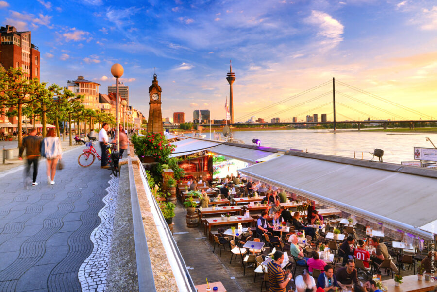 Düsseldorf: promenáda při západu slunce s Rýnskou věží v pozadí