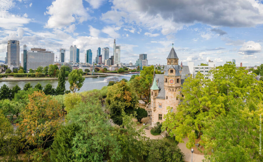 Frankfurt nad Mohanem: Pohled na muzeum Liebieghaus s výhledem na panorama v pozadí