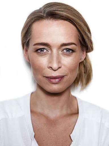 Blondýna, co kouká lidem do života
