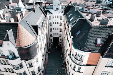 Ceny nemovitostí: Lidé by kupovali, ale nemají co