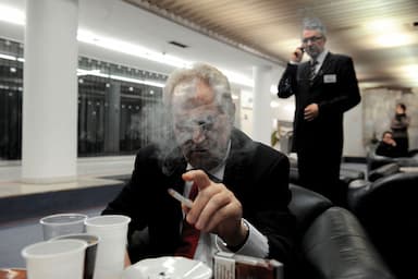 Místo vtipů nadávky. Proč se změnil Miloš Zeman?