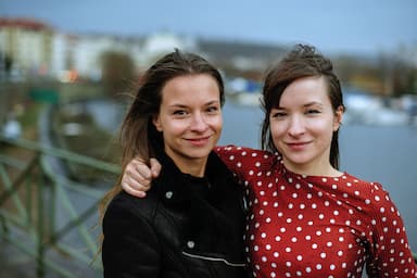 Dvě sestry vědkyně, jedna zkoumá drogy, druhá lásku