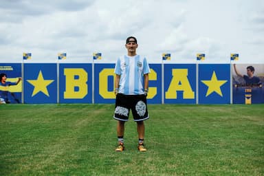 Maradonův český fanoušek. Vlajky, hymna i socha na zahradě