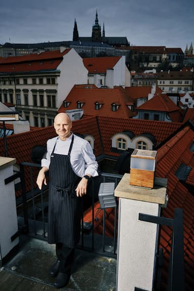 Biošéfkuchař vaří uprostřed staré Prahy