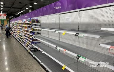 Mudrlanti, chytráci a vševědi. Co odhalily internetové debaty o viru
