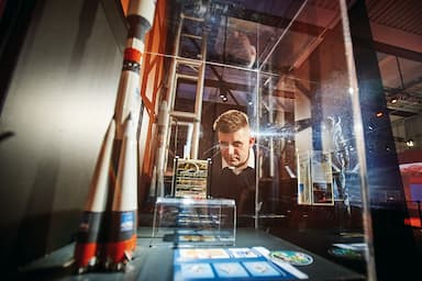 Postavil si družici a vystřelil ji do vesmíru